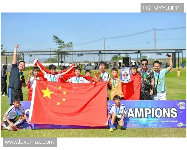 中国足球小将2015年泰国夺冠全胜战绩决赛击败毛剑卿执教的上海卿训 中国足球小将2015年泰国夺冠全胜战绩决赛击败毛剑卿执教的上海卿训