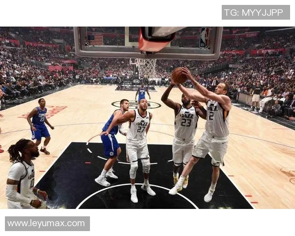 爱德华兹第三节火力全开9中7狂砍19分助球队逆转局势 爱德华兹第三节火力全开9中7狂砍19分助球队逆转局势