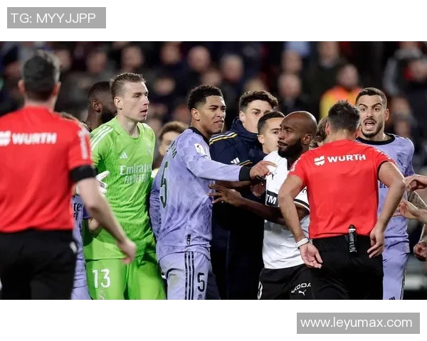 国米点球争议背后主裁视线受阻助理裁判果断判罚VAR介入确认结果