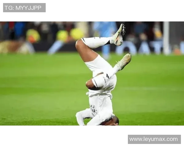 姆巴佩争抢中意外倒地主动示意换人球迷心忧望无大碍 姆巴佩争抢中意外倒地主动示意换人球迷心忧望无大碍